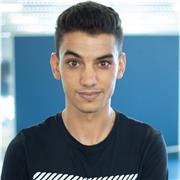 Profesor de inglés imparte de clases a niños y adultos de todas las edades